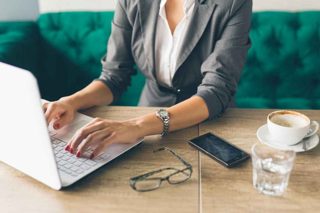 Woman on laptop leaving a review for the best gift shop in Geneva, Bee Coco Candle.